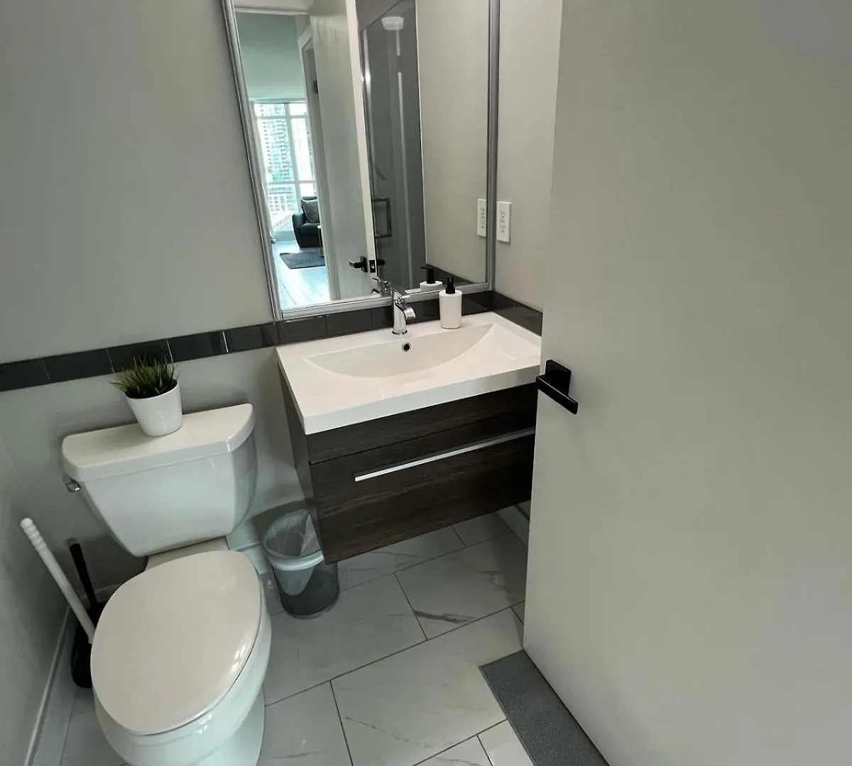 Downtown Toronto Stay With Stunning Views & Free Parking