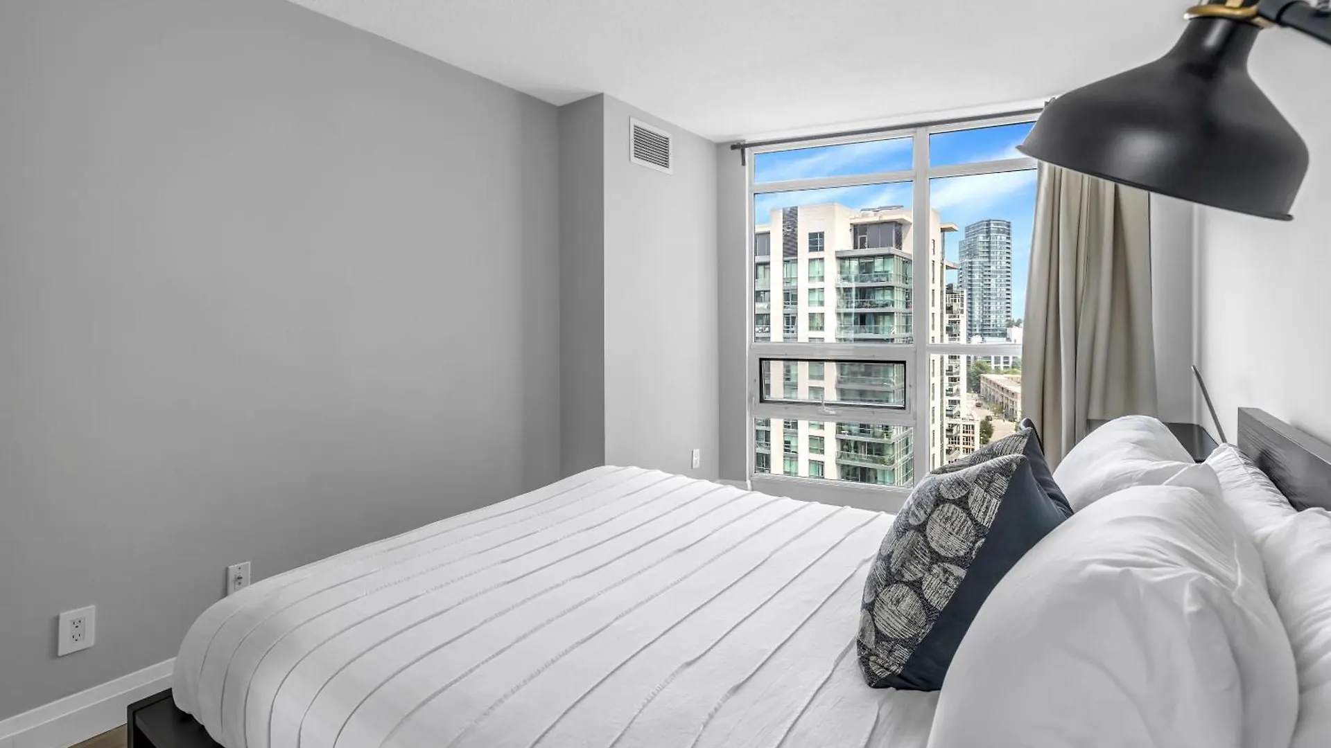 Downtown Toronto Stay With Stunning Views & Free Parking Canada