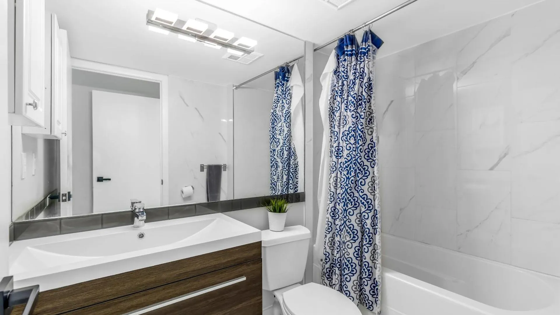 Apartment Downtown Toronto Stay With Stunning Views & Free Parking