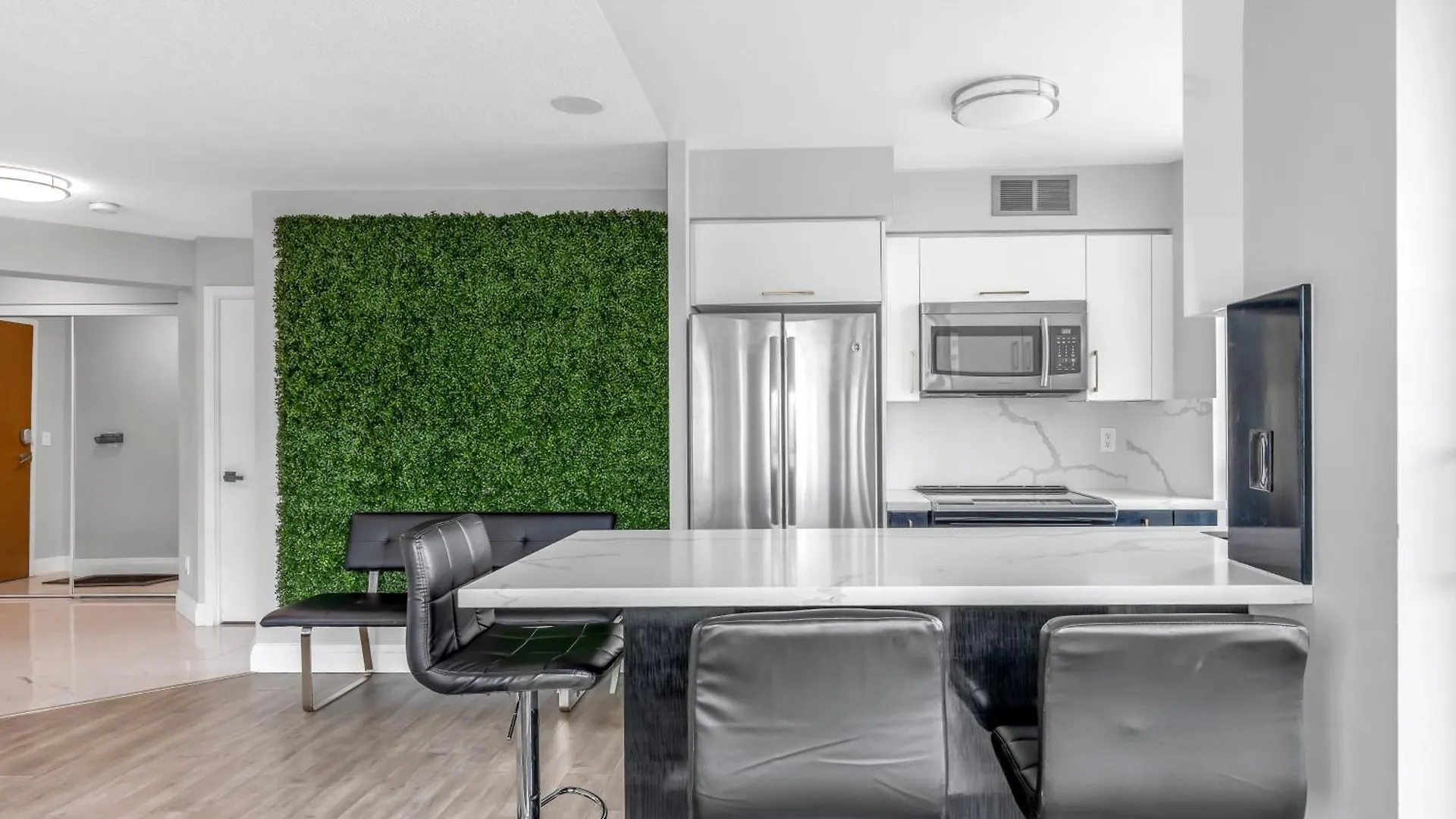 Downtown Toronto Stay With Stunning Views & Free Parking 0*,