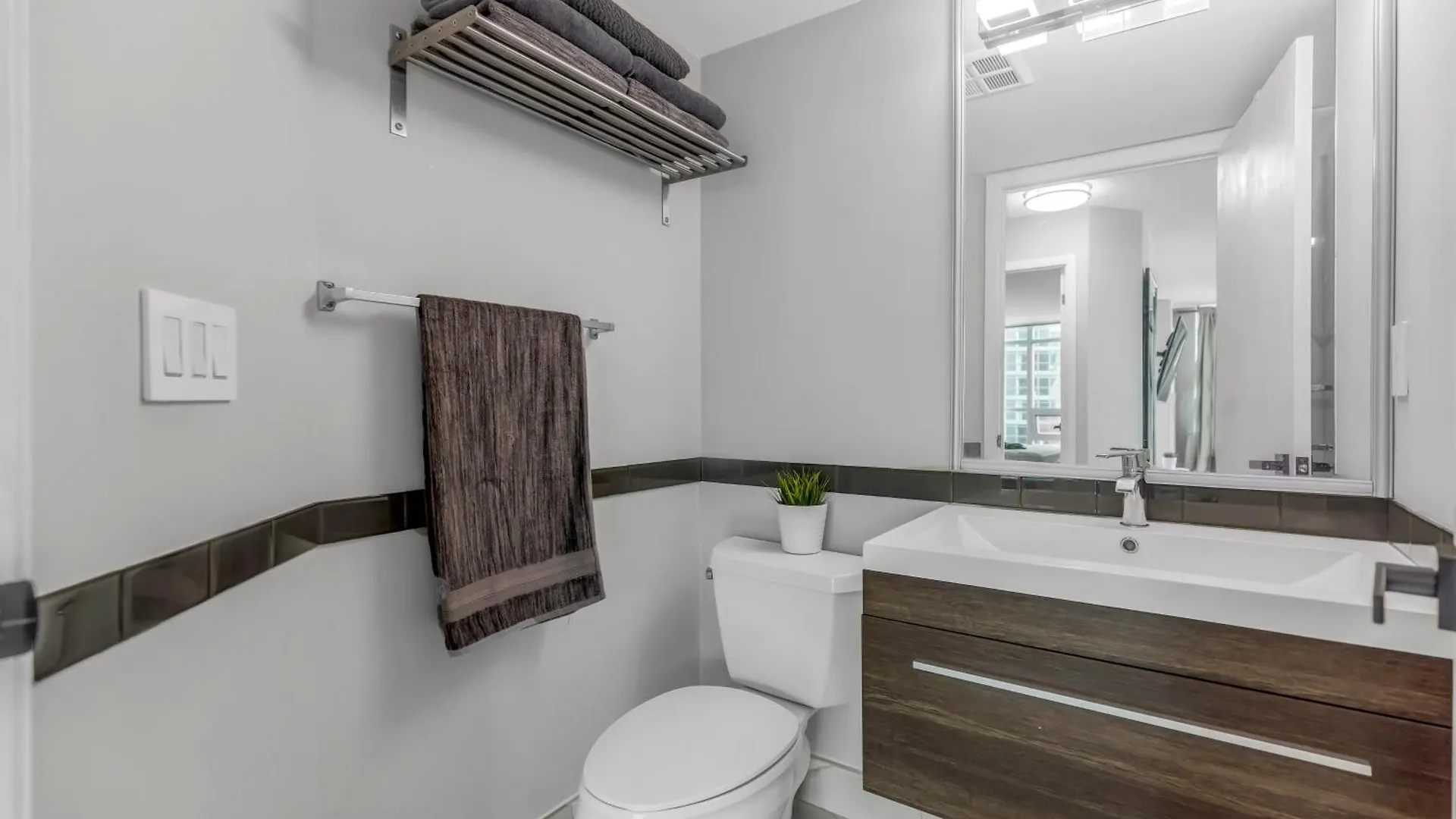 Downtown Toronto Stay With Stunning Views & Free Parking 0*,