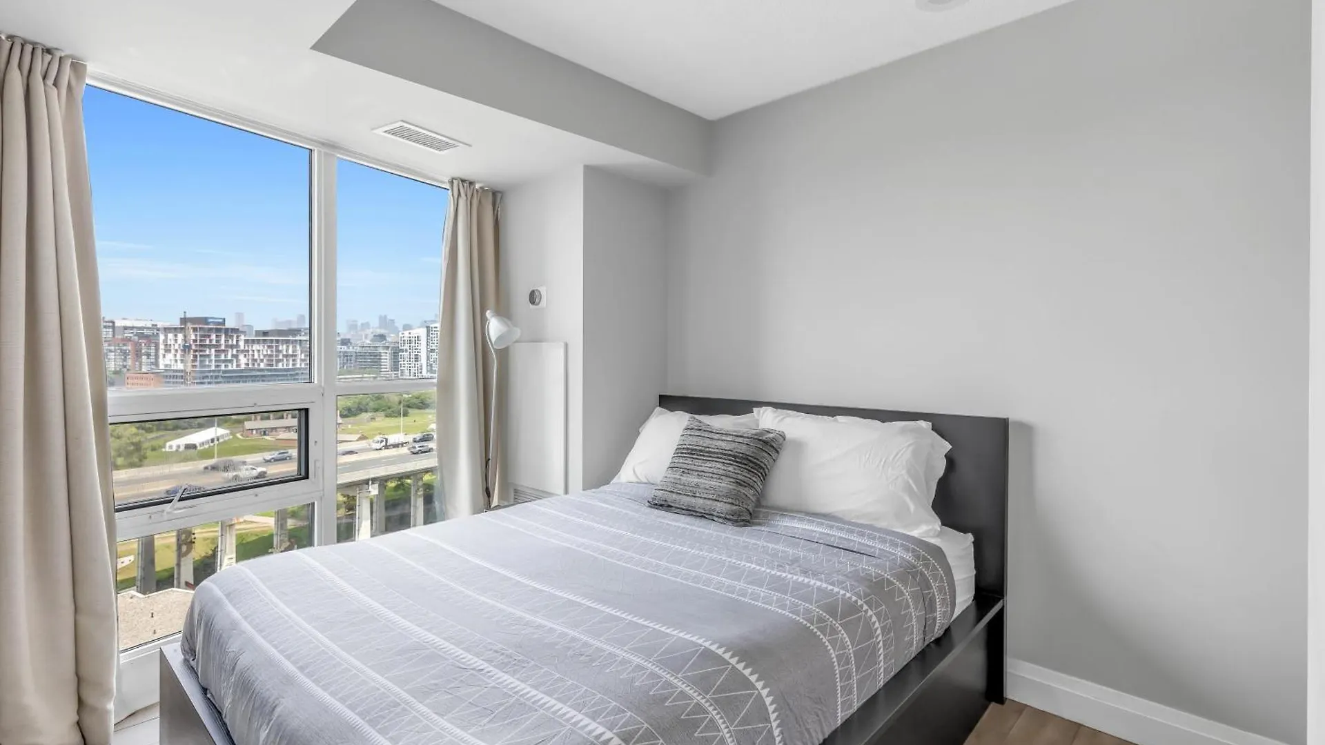 Downtown Toronto Stay With Stunning Views & Free Parking