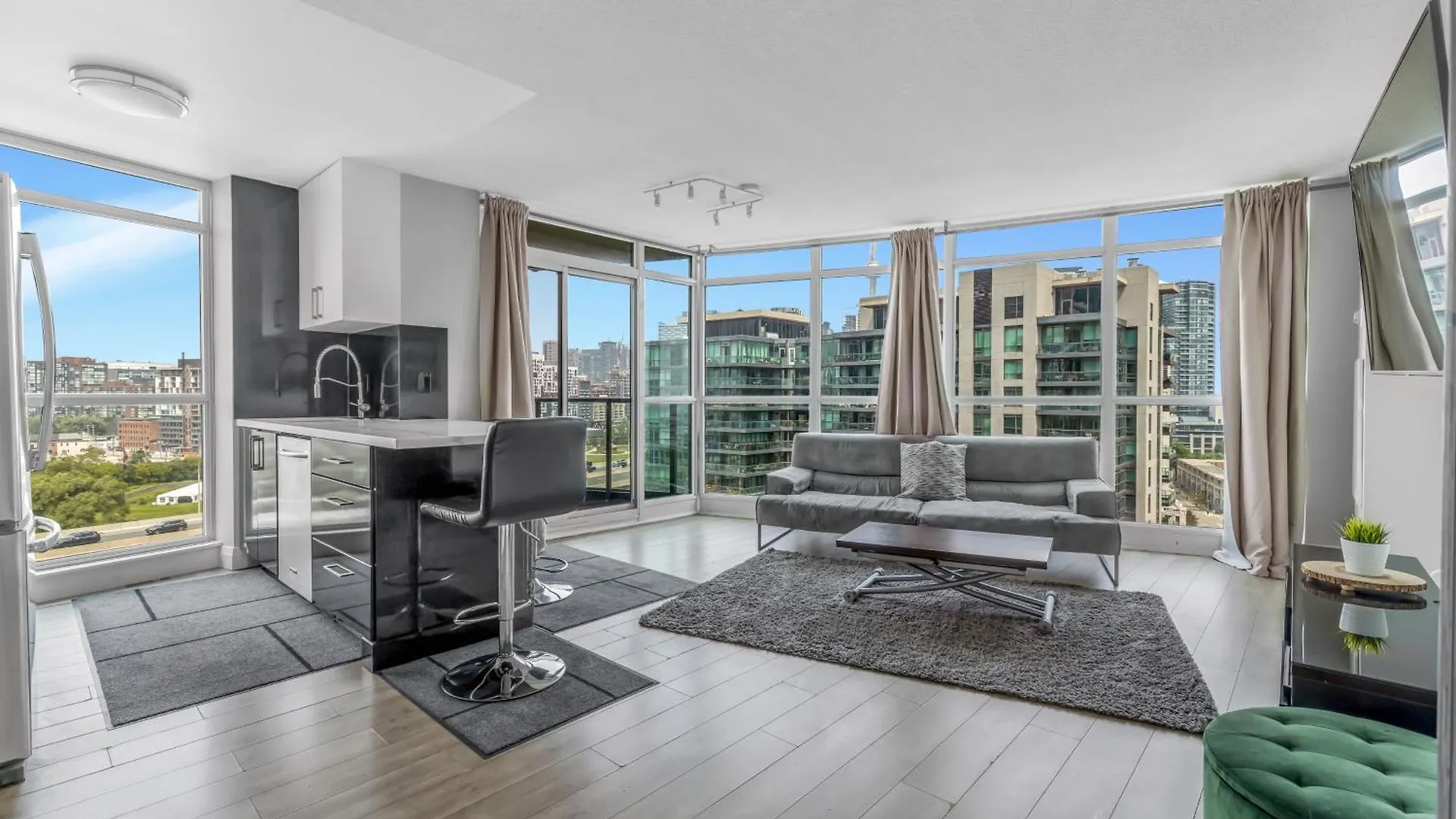 Downtown Toronto Stay With Stunning Views & Free Parking Canada