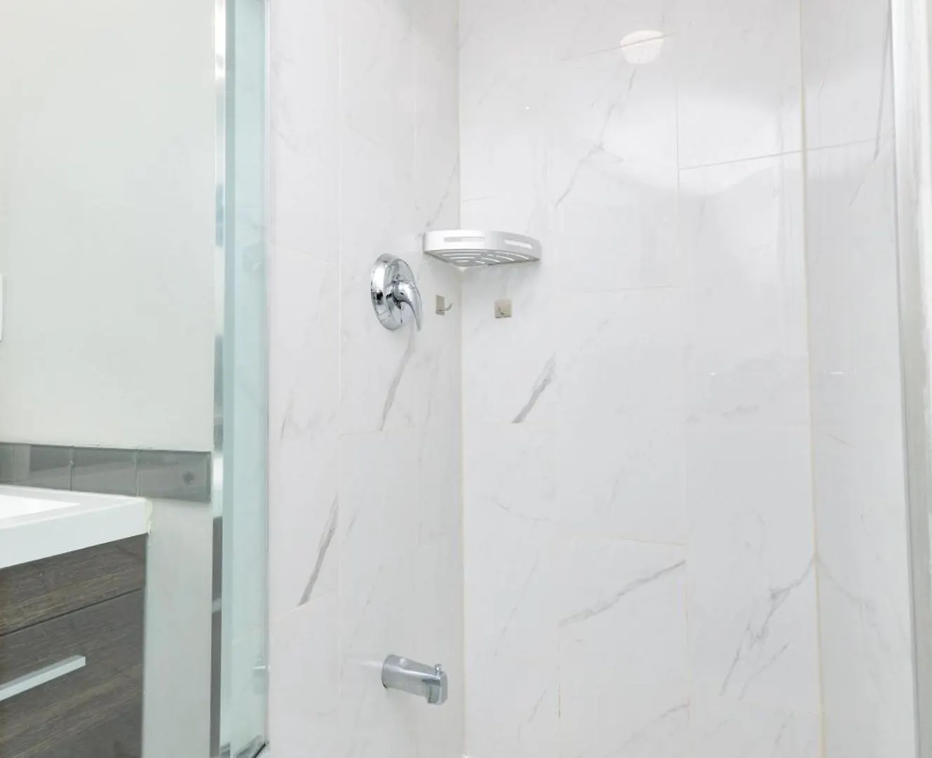 Downtown Toronto Stay With Stunning Views & Free Parking