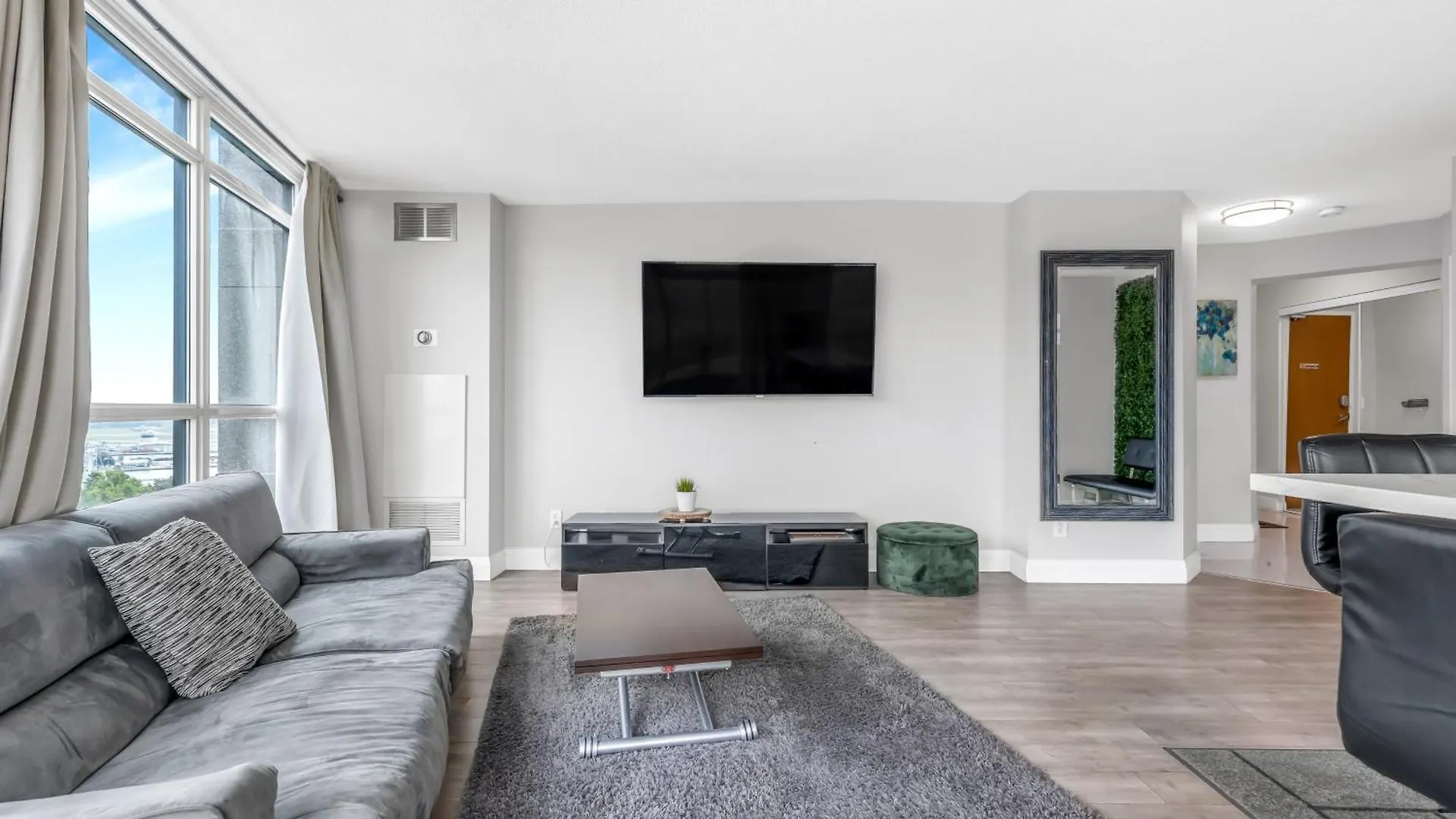 Downtown Toronto Stay With Stunning Views & Free Parking 0*,  Canada