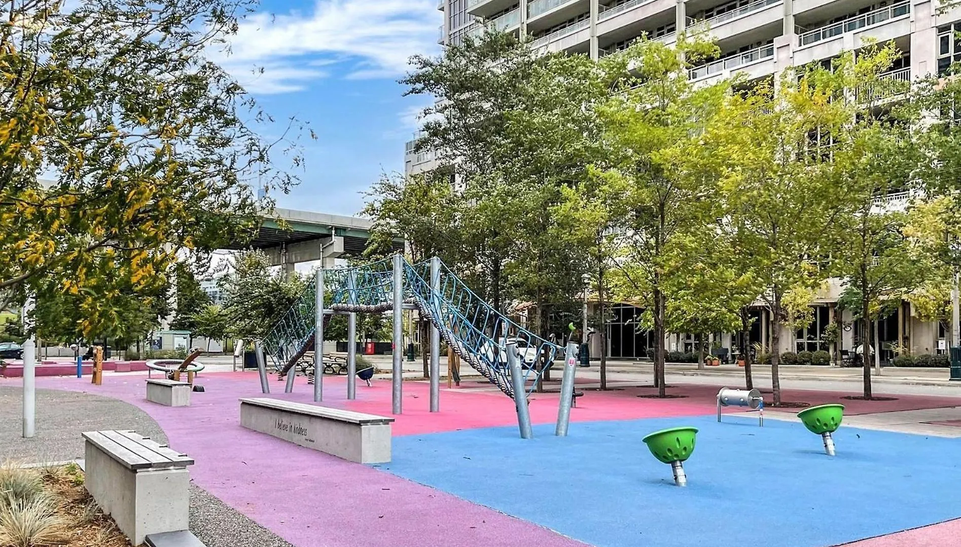 Downtown Toronto Stay With Stunning Views & Free Parking