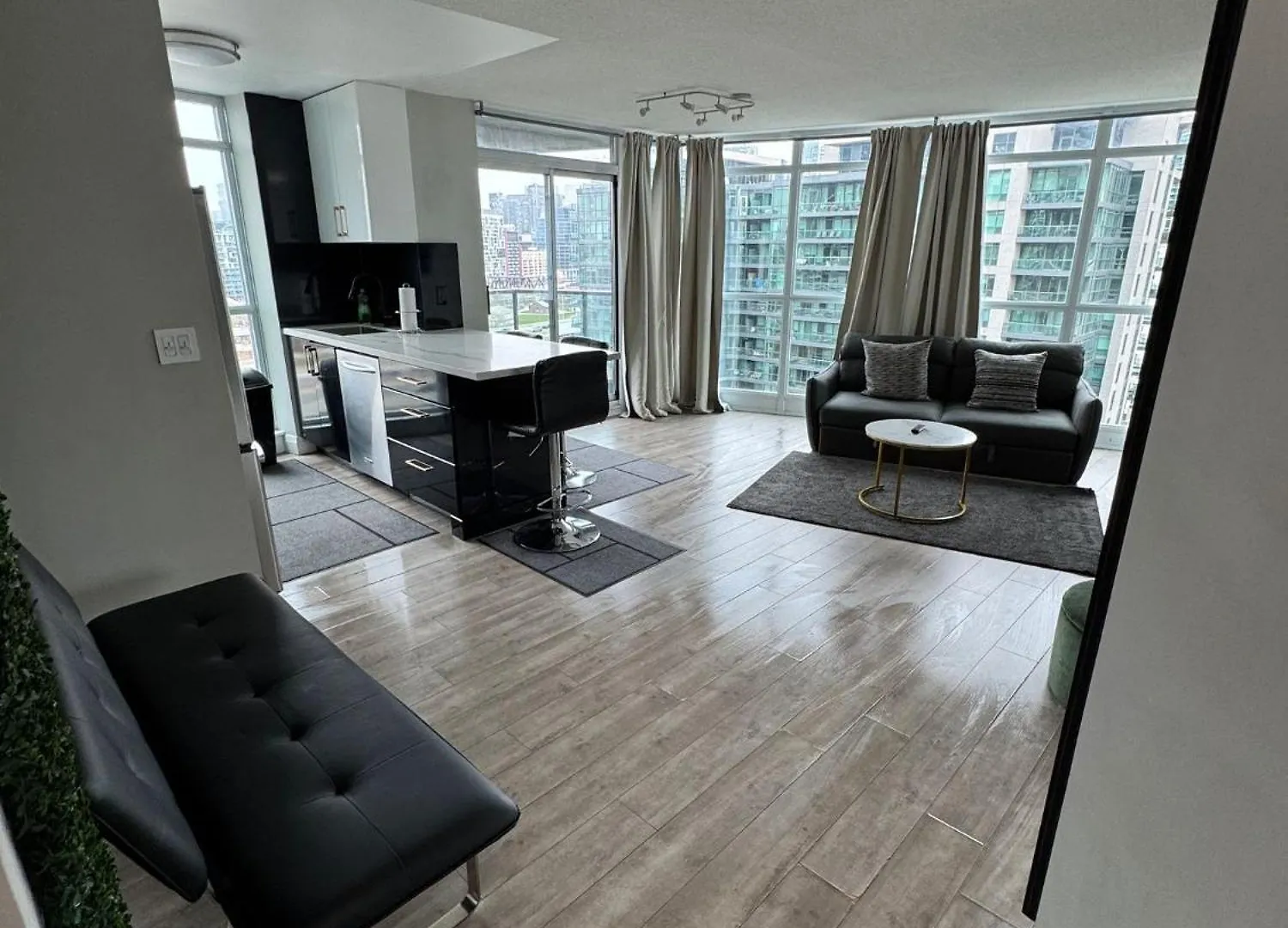 Downtown Toronto Stay With Stunning Views & Free Parking