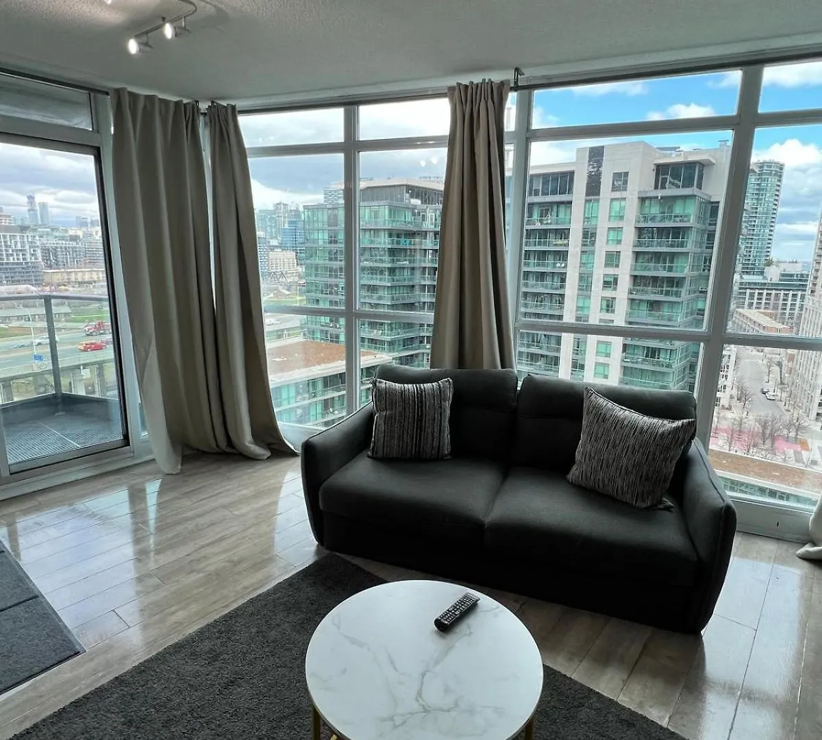 Downtown Toronto Stay With Stunning Views & Free Parking Apartment