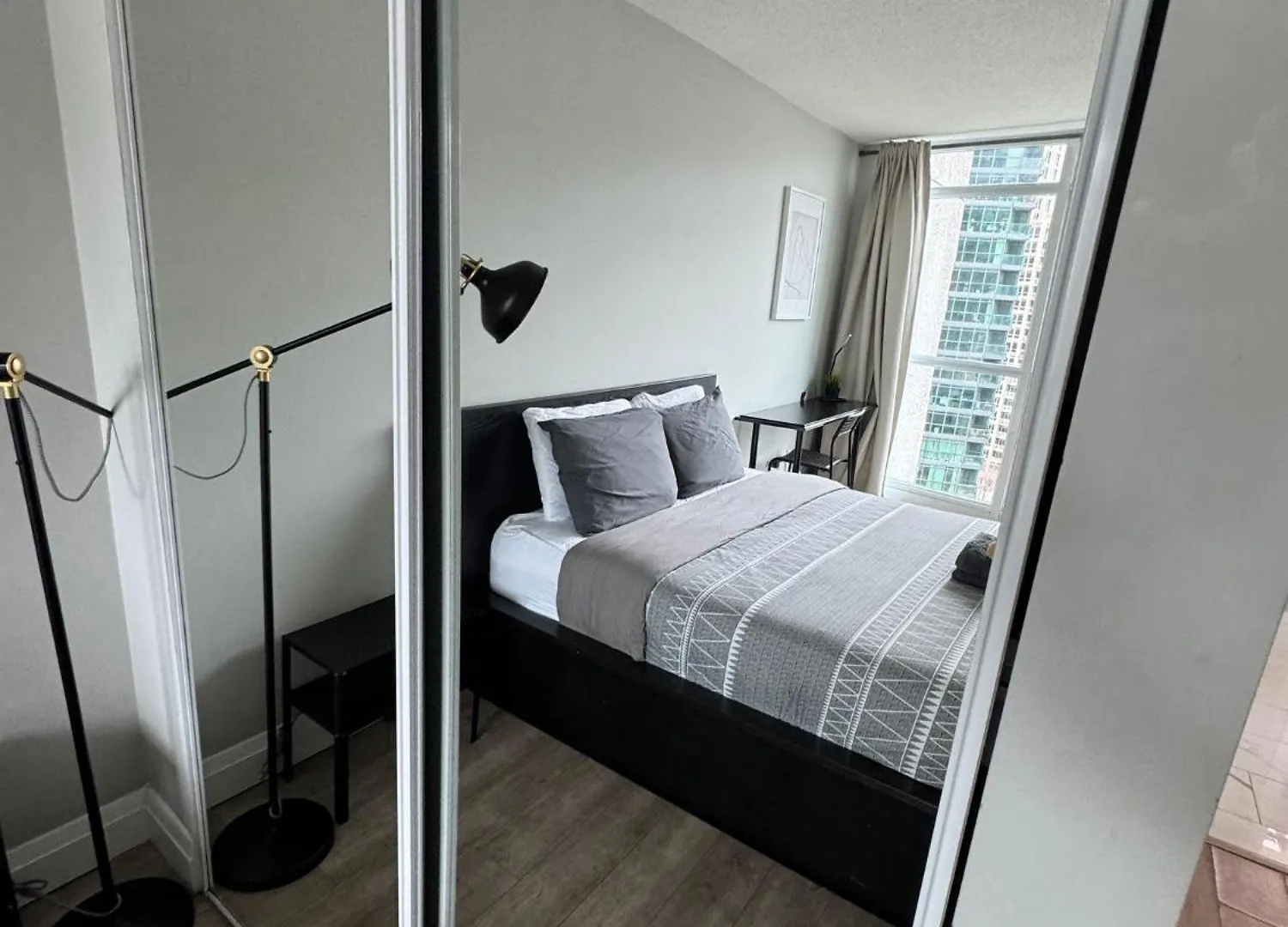 Downtown Toronto Stay With Stunning Views & Free Parking