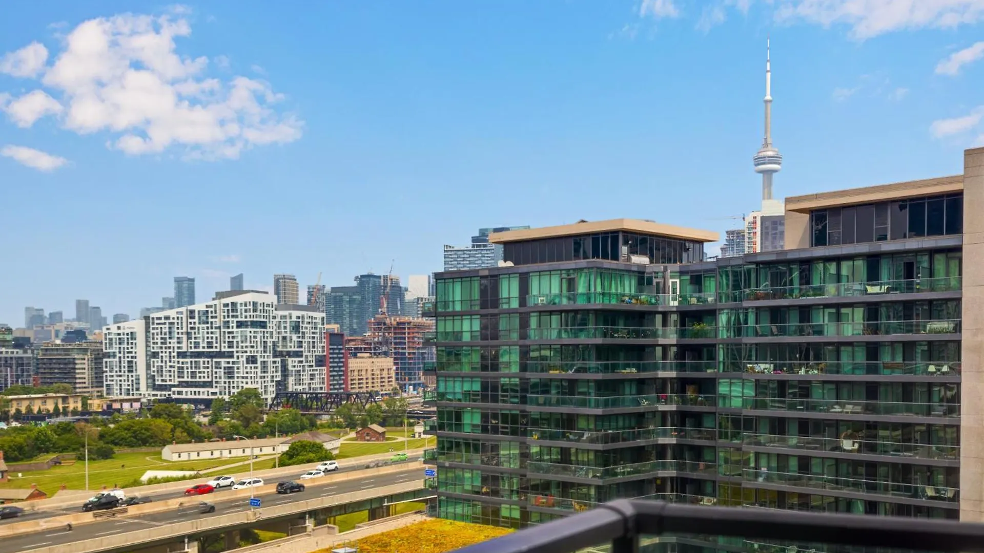 Downtown Toronto Stay With Stunning Views & Free Parking 0*,  Canada