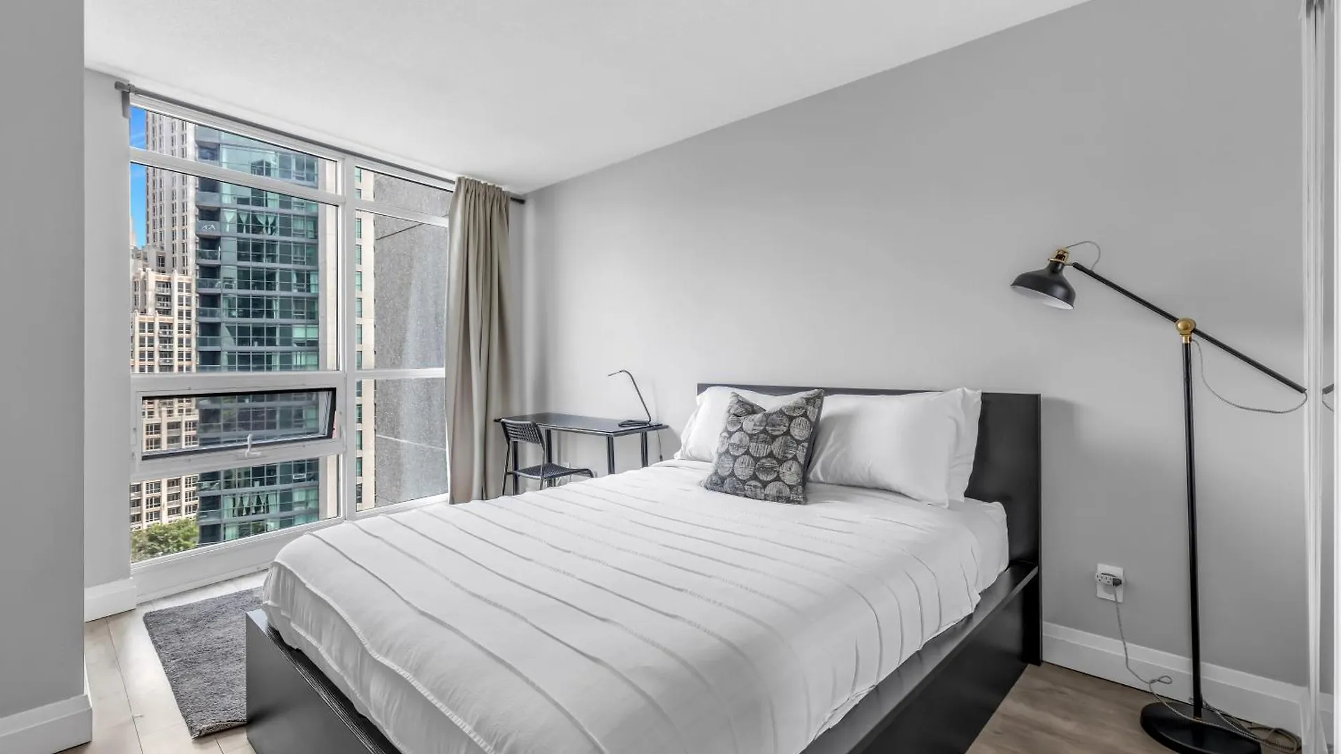 Downtown Toronto Stay With Stunning Views & Free Parking 0*,